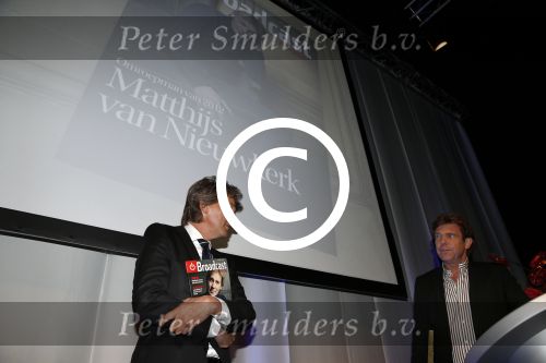 Amsterdam 17 januari 2013
Matthijs v Nieuwkek wordt uitgeroepen voor omroepman van het jaar en krijgt de prijs overhandigd uit handen van John de Mol.
Peter Smulders bv