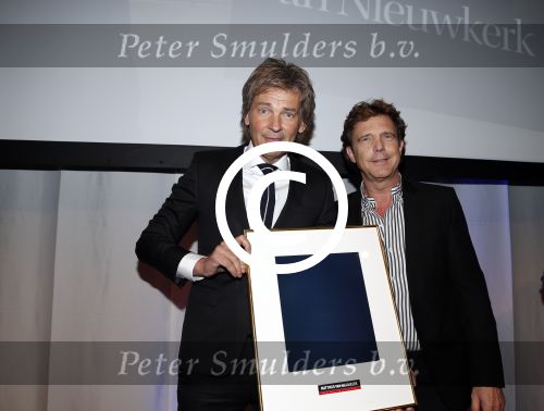 Amsterdam 17 januari 2013
Matthijs v Nieuwkek wordt uitgeroepen voor omroepman van het jaar en krijgt de prijs overhandigd uit handen van John de Mol.
Peter Smulders bv