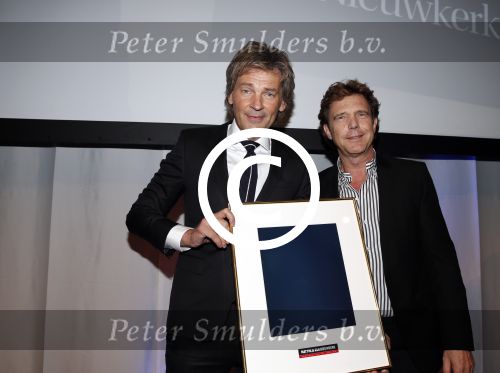 Amsterdam 17 januari 2013
Matthijs v Nieuwkek wordt uitgeroepen voor omroepman van het jaar en krijgt de prijs overhandigd uit handen van John de Mol.
Peter Smulders bv