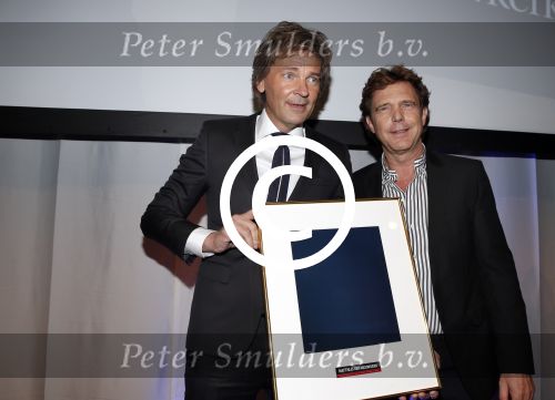 Amsterdam 17 januari 2013
Matthijs v Nieuwkek wordt uitgeroepen voor omroepman van het jaar en krijgt de prijs overhandigd uit handen van John de Mol.
Peter Smulders bv