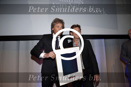 Amsterdam 17 januari 2013
Matthijs v Nieuwkek wordt uitgeroepen voor omroepman van het jaar en krijgt de prijs overhandigd uit handen van John de Mol.
Peter Smulders bv