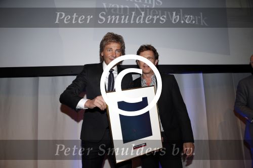 Amsterdam 17 januari 2013
Matthijs v Nieuwkek wordt uitgeroepen voor omroepman van het jaar en krijgt de prijs overhandigd uit handen van John de Mol.
Peter Smulders bv