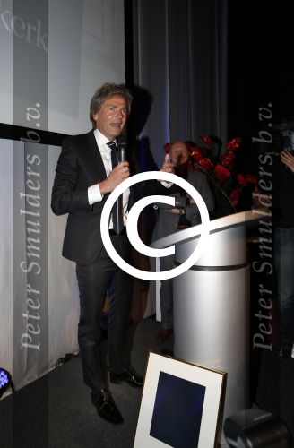 Amsterdam 17 januari 2013
Matthijs v Nieuwkek wordt uitgeroepen voor omroepman van het jaar en krijgt de prijs overhandigd uit handen van John de Mol.
Peter Smulders bv