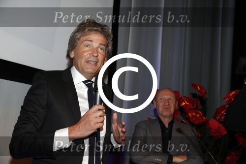 Amsterdam 17 januari 2013
Matthijs v Nieuwkek wordt uitgeroepen voor omroepman van het jaar en krijgt de prijs overhandigd uit handen van John de Mol.
Peter Smulders bv