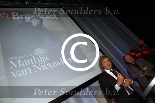 Amsterdam 17 januari 2013
Matthijs v Nieuwkek wordt uitgeroepen voor omroepman van het jaar en krijgt de prijs overhandigd uit handen van John de Mol.
Peter Smulders bv