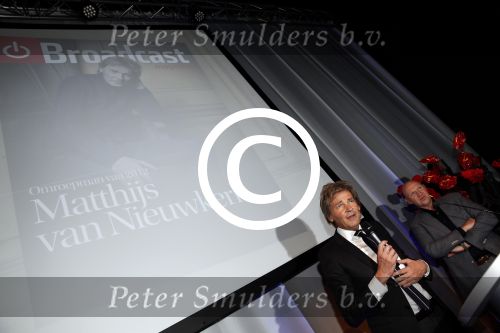 Amsterdam 17 januari 2013
Matthijs v Nieuwkek wordt uitgeroepen voor omroepman van het jaar en krijgt de prijs overhandigd uit handen van John de Mol.
Peter Smulders bv