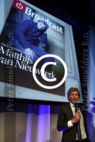 Amsterdam 17 januari 2013
Matthijs v Nieuwkek wordt uitgeroepen voor omroepman van het jaar en krijgt de prijs overhandigd uit handen van John de Mol.
Peter Smulders bv