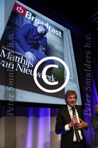 Amsterdam 17 januari 2013
Matthijs v Nieuwkek wordt uitgeroepen voor omroepman van het jaar en krijgt de prijs overhandigd uit handen van John de Mol.
Peter Smulders bv
