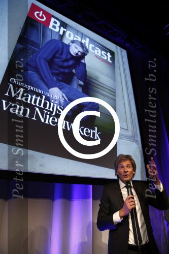 Amsterdam 17 januari 2013
Matthijs v Nieuwkek wordt uitgeroepen voor omroepman van het jaar en krijgt de prijs overhandigd uit handen van John de Mol.
Peter Smulders bv
