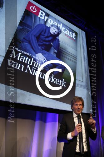 Amsterdam 17 januari 2013
Matthijs v Nieuwkek wordt uitgeroepen voor omroepman van het jaar en krijgt de prijs overhandigd uit handen van John de Mol.
Peter Smulders bv
