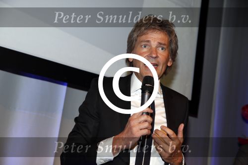 Amsterdam 17 januari 2013
Matthijs v Nieuwkek wordt uitgeroepen voor omroepman van het jaar en krijgt de prijs overhandigd uit handen van John de Mol.
Peter Smulders bv