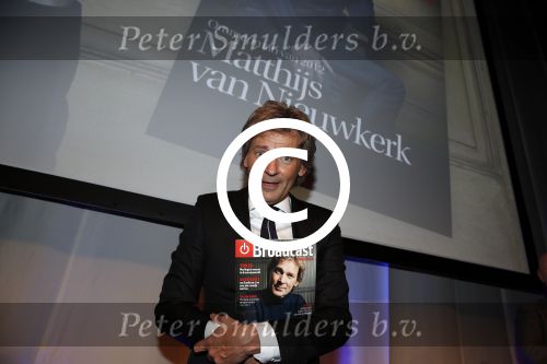 Amsterdam 17 januari 2013
Matthijs v Nieuwkek wordt uitgeroepen voor omroepman van het jaar en krijgt de prijs overhandigd uit handen van John de Mol.
Peter Smulders bv