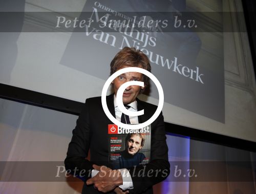 Amsterdam 17 januari 2013
Matthijs v Nieuwkek wordt uitgeroepen voor omroepman van het jaar en krijgt de prijs overhandigd uit handen van John de Mol.
Peter Smulders bv