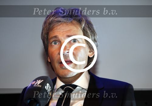 Amsterdam 17 januari 2013
Matthijs v Nieuwkek wordt uitgeroepen voor omroepman van het jaar en krijgt de prijs overhandigd uit handen van John de Mol.
Peter Smulders bv