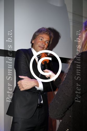 Amsterdam 17 januari 2013
Matthijs v Nieuwkek wordt uitgeroepen voor omroepman van het jaar en krijgt de prijs overhandigd uit handen van John de Mol.
Peter Smulders bv