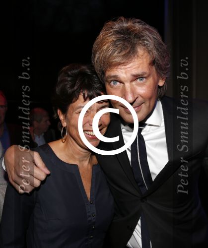 Amsterdam 17 januari 2013
Matthijs v Nieuwkek wordt uitgeroepen voor omroepman van het jaar en krijgt de prijs overhandigd uit handen van John de Mol.
Peter Smulders bv