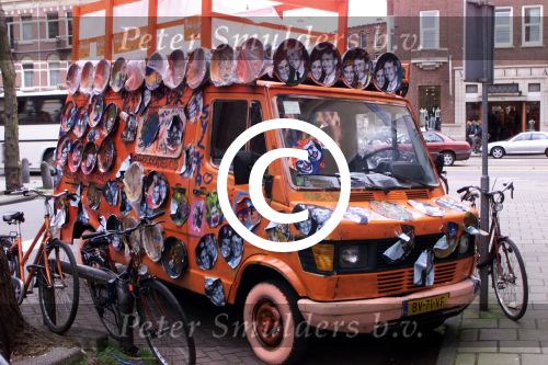 Amsterdam 4 mei 2001

Oranje bus met foto\'s van Maxima en prins willem alexander erop.
 
Peter Smulders bv