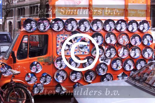 Amsterdam 4 mei 2001

Oranje bus met foto\'s van Maxima en prins willem alexander erop.
 
Peter Smulders bv