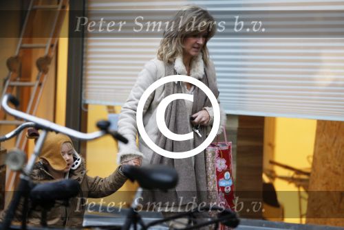 Amsterdam  9 januari 2013
Moon Ratelband met dochter op pc hooftstraat.
Peter Smulders bv