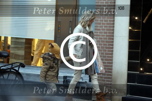 Amsterdam  9 januari 2013
Moon Ratelband met dochter op pc hooftstraat.
Peter Smulders bv