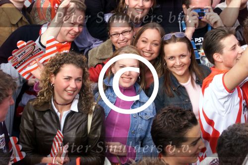 Eindhoven 6 mei 2001
PSV-Heerenveen 3-0
PSV Landskampioen 2000/2001
patricia met vriendinnen
Peter Smulders bv