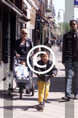 Amsterdam 7 mei 2001
Patrick Kluivert met zijn zwangere vrouw Angela en hun twee kinderen.

Peter Smulders bv