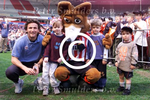 Eindhoven 2 mei 2001

Vandaag vond in het psv stadion de presentatie plaats van de PHOXY kids wear kleding lijn.
Links Ronald Waterreus met 3 kids en Phoxy.

Peter Smulders bv