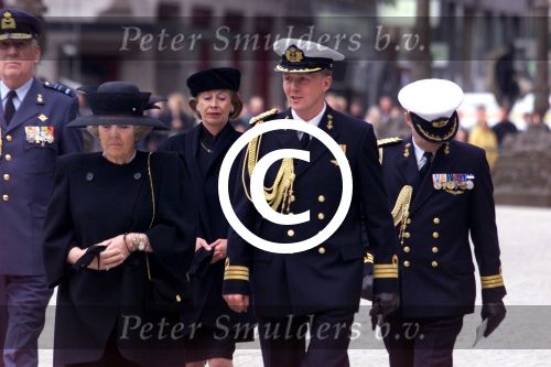 Amsterdam 4 mei 2001

Dodenherdenking op de dam met Koningin Beatrix en Prins Willem Alexander(in uniform)
 
Peter Smulders bv