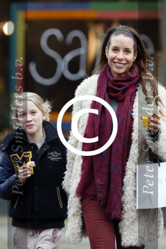 Amsterdam 27 december 2012
Renee Vervoorn met dochter Lisa op de cornelis schuytstraat.
Peter Smulders bv