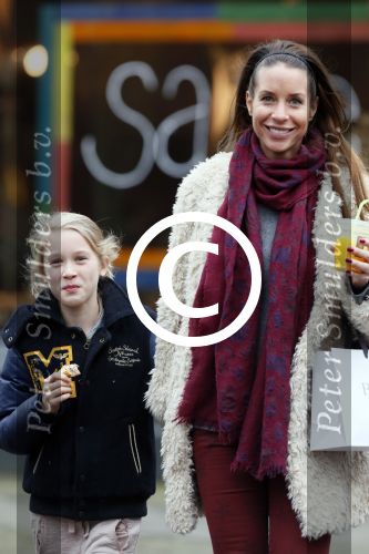 Amsterdam 27 december 2012
Renee Vervoorn met dochter Lisa op de cornelis schuytstraat.
Peter Smulders bv