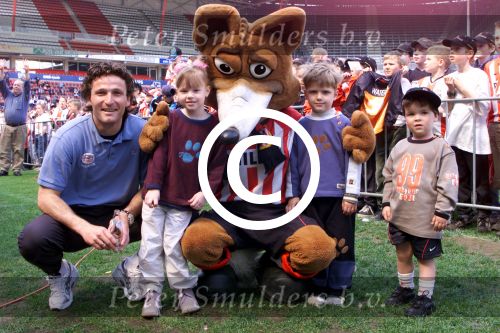 Eindhoven 2 mei 2001

Vandaag vond in het psv stadion de presentatie plaats van de PHOXY kids wear kleding lijn.
Links Ronald Waterreus met 3 kids en Phoxy.

Peter Smulders bv