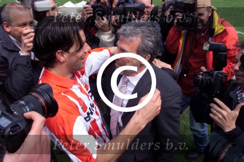 Eindhoven 6 mei 2001

PSV-Heerenveen 3-0
PSV landskampioen.
Erik Gerets en Ruud v Nistelrooy

Peter Smulders bv