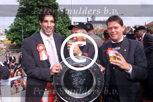 Eindhoven 6 mei 2001

PSV-Heerenveen 3-0
PSV landskampioen.
  Ruud v Nistelrooy harry van Raay en Frank Arnesen

Peter Smulders bv