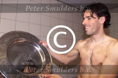 Eindhoven 6 mei 2001

PSV-Heerenveen 3-0
PSV landskampioen.
  Ruud v Nistelrooy  

Peter Smulders bv