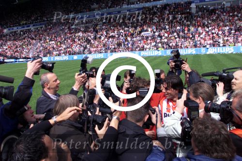 Eindhoven 6 mei 2001

PSV-Heerenveen 3-0
PSV landskampioen.
  Ruud v Nistelrooy

Peter Smulders bv