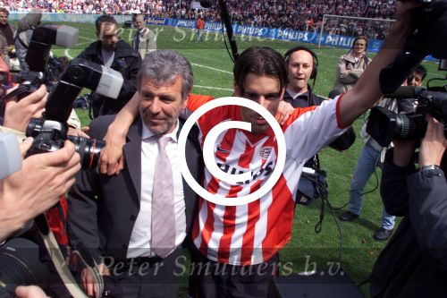 Eindhoven 6 mei 2001

PSV-Heerenveen 3-0
PSV landskampioen.
Erik Gerets en Ruud v Nistelrooy

Peter Smulders bv