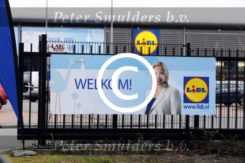 Hoorn  12 januari 2012
Sonja Bakker met Jan Reus achter de kinderwagen met zoontje Bram op weg naar de lidl voor signeersessie.
Peter Smulders bv
