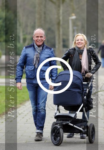 Hoorn  12 januari 2012
Sonja Bakker met Jan Reus achter de kinderwagen met zoontje Bram op weg naar de lidl voor signeersessie.
Peter Smulders bv