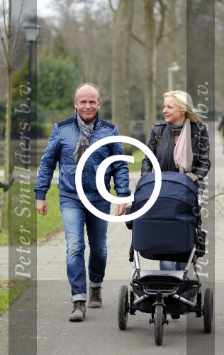 Hoorn  12 januari 2012
Sonja Bakker met Jan Reus achter de kinderwagen met zoontje Bram op weg naar de lidl voor signeersessie.
Peter Smulders bv