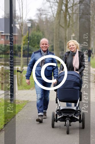 Hoorn  12 januari 2012
Sonja Bakker met Jan Reus achter de kinderwagen met zoontje Bram op weg naar de lidl voor signeersessie.
Peter Smulders bv