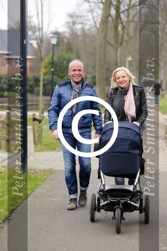 Hoorn  12 januari 2012
Sonja Bakker met Jan Reus achter de kinderwagen met zoontje Bram op weg naar de lidl voor signeersessie.
Peter Smulders bv