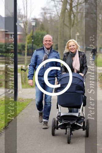 Hoorn  12 januari 2012
Sonja Bakker met Jan Reus achter de kinderwagen met zoontje Bram op weg naar de lidl voor signeersessie.
Peter Smulders bv