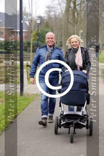 Hoorn  12 januari 2012
Sonja Bakker met Jan Reus achter de kinderwagen met zoontje Bram op weg naar de lidl voor signeersessie.
Peter Smulders bv