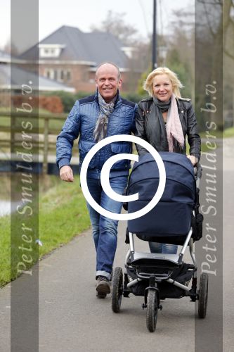 Hoorn  12 januari 2012
Sonja Bakker met Jan Reus achter de kinderwagen met zoontje Bram op weg naar de lidl voor signeersessie.
Peter Smulders bv