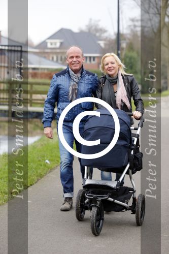 Hoorn  12 januari 2012
Sonja Bakker met Jan Reus achter de kinderwagen met zoontje Bram op weg naar de lidl voor signeersessie.
Peter Smulders bv