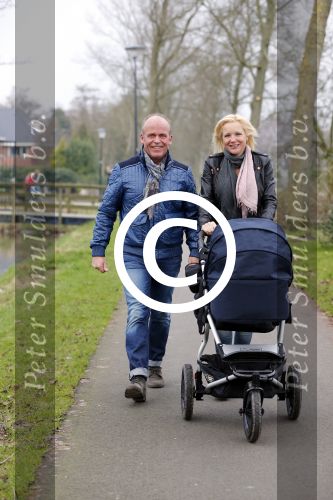 Hoorn  12 januari 2012
Sonja Bakker met Jan Reus achter de kinderwagen met zoontje Bram op weg naar de lidl voor signeersessie.
Peter Smulders bv