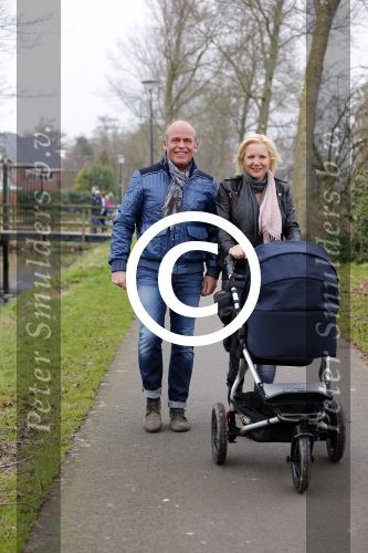 Hoorn  12 januari 2012
Sonja Bakker met Jan Reus achter de kinderwagen met zoontje Bram op weg naar de lidl voor signeersessie.
Peter Smulders bv