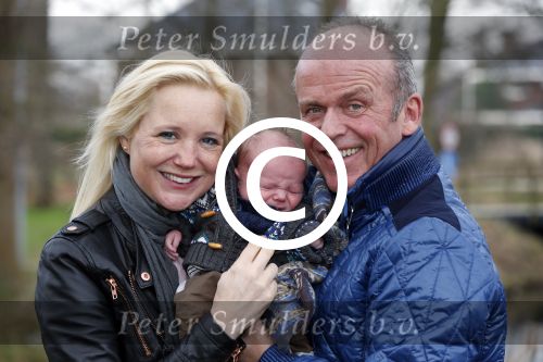 Hoorn  12 januari 2012
Sonja Bakker met Jan Reus achter de kinderwagen met zoontje Bram op weg naar de lidl voor signeersessie.
Peter Smulders bv