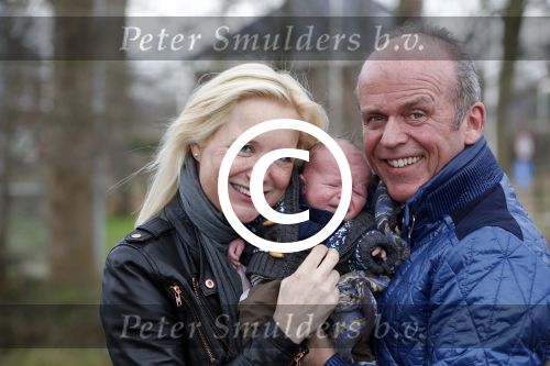 Hoorn  12 januari 2012
Sonja Bakker met Jan Reus achter de kinderwagen met zoontje Bram op weg naar de lidl voor signeersessie.
Peter Smulders bv