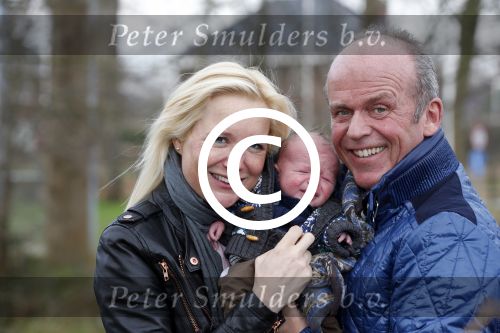 Hoorn  12 januari 2012
Sonja Bakker met Jan Reus achter de kinderwagen met zoontje Bram op weg naar de lidl voor signeersessie.
Peter Smulders bv